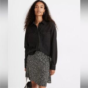 Madewell Denim Button-Up Shirt in
Lunar Wash Long Sleeve XS